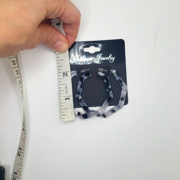 Tortoise marble heptagon hoop Earrings - Picture 3 of 3